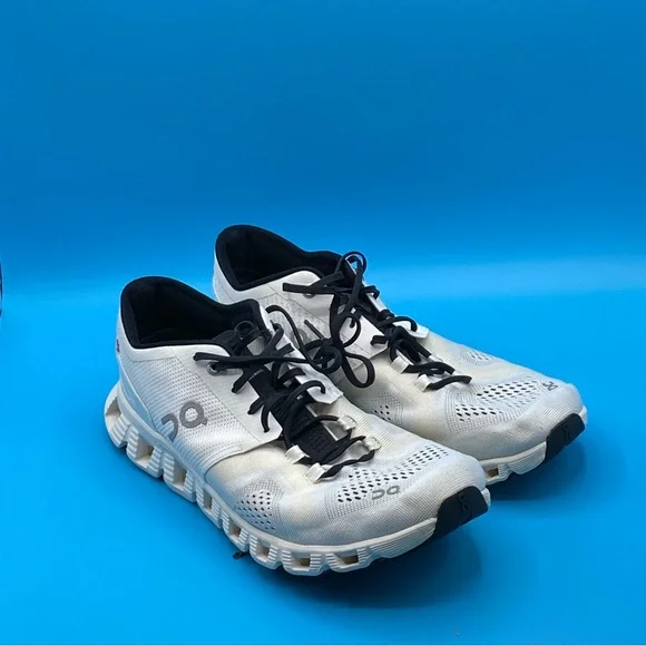 On Running White and Black Women's Sneakers - Picture 4 of 4